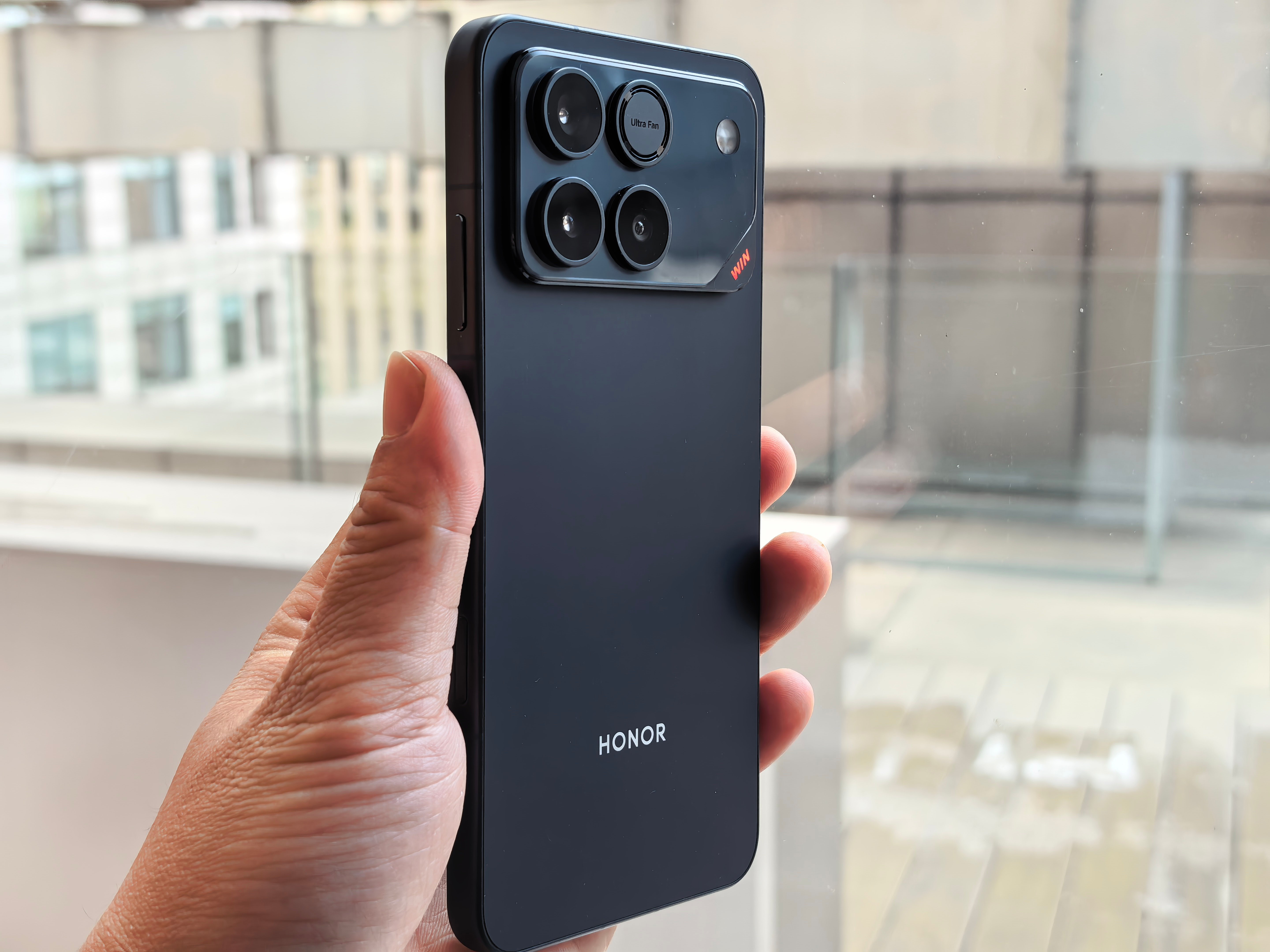 给大家看看荣耀WIN黑色版本的颜值，这个配色看着质感很棒，直屏金属边框磨砂工艺后