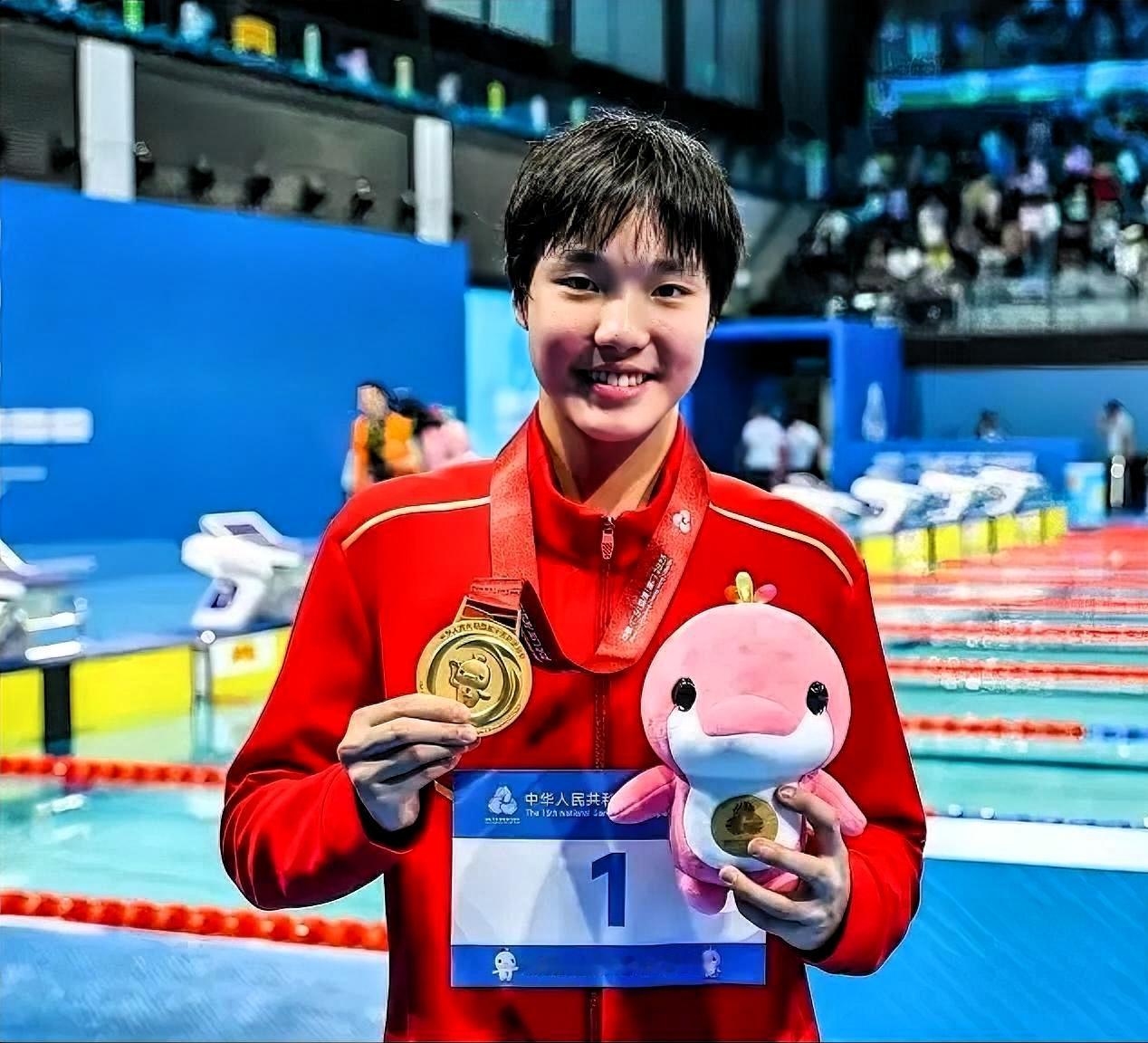 1. 赛事成绩惊艳，屡破纪录创历史：刚结束的十五运上，她以2分07秒41打破尘封