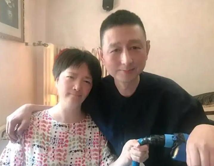 何晴患病期间的照片终于公开，昔日古典女神瘦到让人认不出。在病魔的一步步摧残下