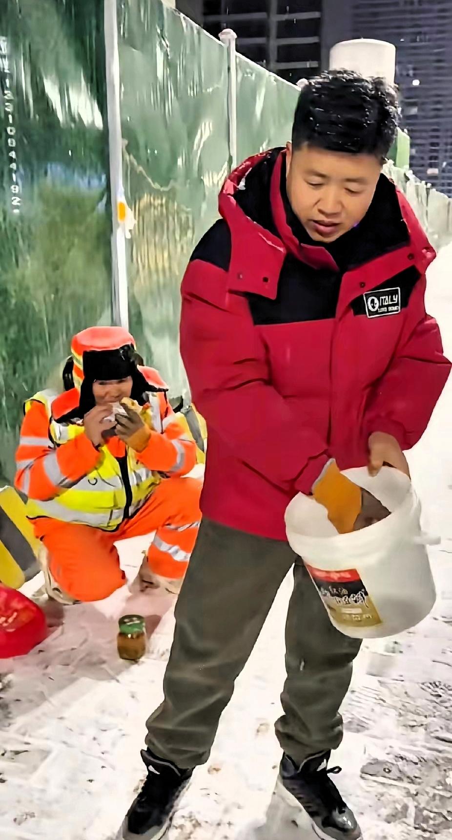 已快深夜12点了，儿子在风雪中找到环卫工父亲干活的路段时，父亲的一句话，却让儿子