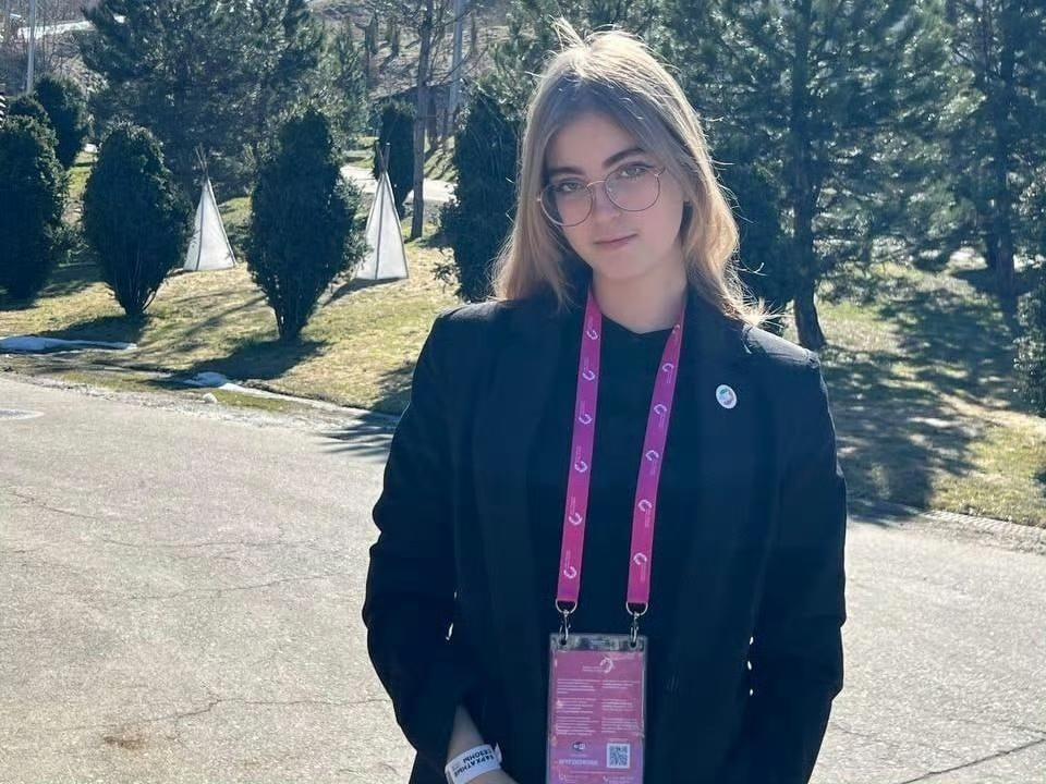 圣彼得堡一名英语教师因与两名14岁学生发生性关系被捕，她面临最高20年的监禁。警