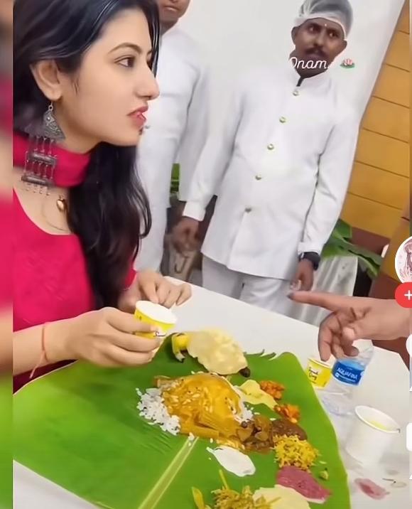 印度这个高种姓美女，初看还不错，还算端庄靓丽。可是一看她吃饭的样子，竟是用手抓