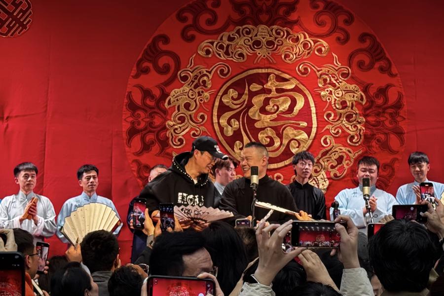 岳云鹏返场王迅助阵，不上央视春晚挺好，不挨骂早早出来商演了！岳云鹏成都小剧场返场