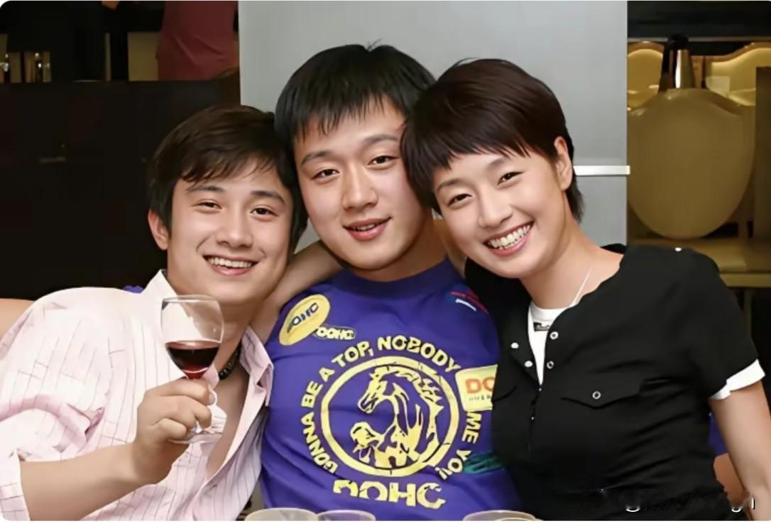 这张照片里的三个人都好青春啊！佟大为坐在正中间，马伊俐坐在他右边，胳膊自然的