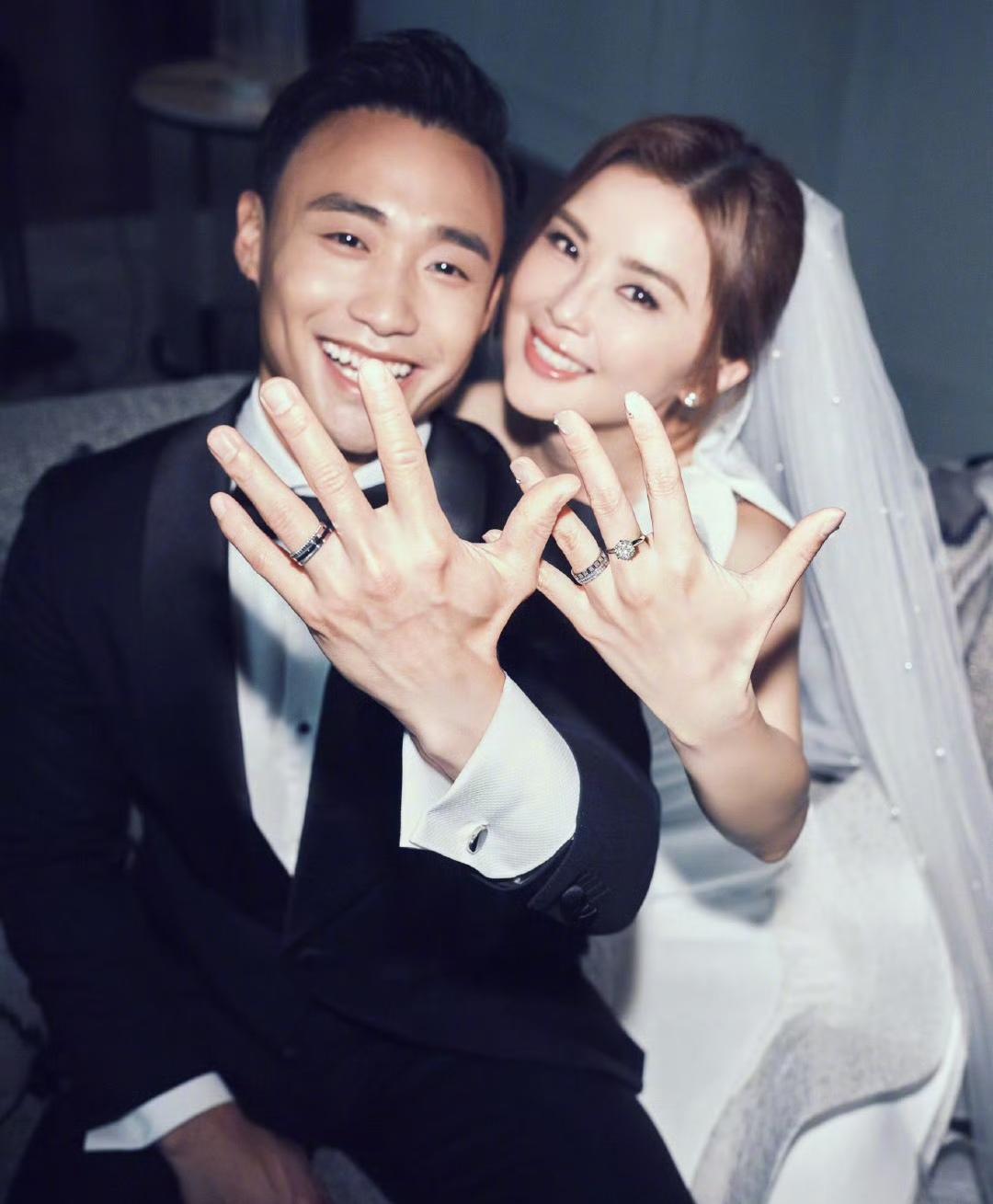 蔡卓妍终于结婚了好开心呀！恭喜恭喜……从蔡卓妍今天晒出来的婚纱照看夫妻俩好