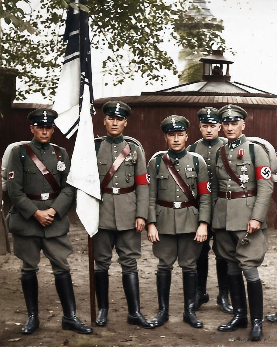 魏玛共和国时期的“钢盔团”，说白了，就是一个从“老兵俱乐部”演变而来的武装政治组