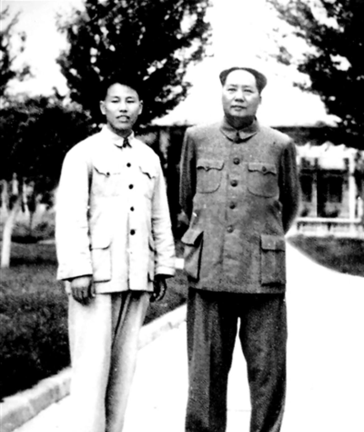 1954年7月毛泽东主席与他的保健医生王鹤滨的合影。王鹤滨自1949年8月起担任