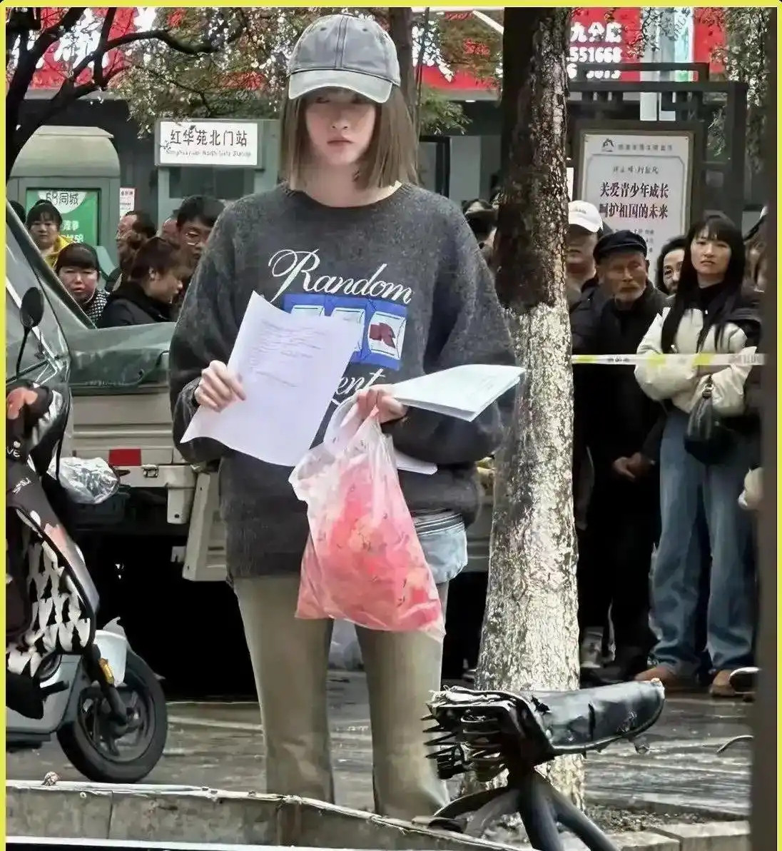 26岁关晓彤穿破衣蹲街边拍戏，网友愣是没认出来，一头银发比衣服还抢镜