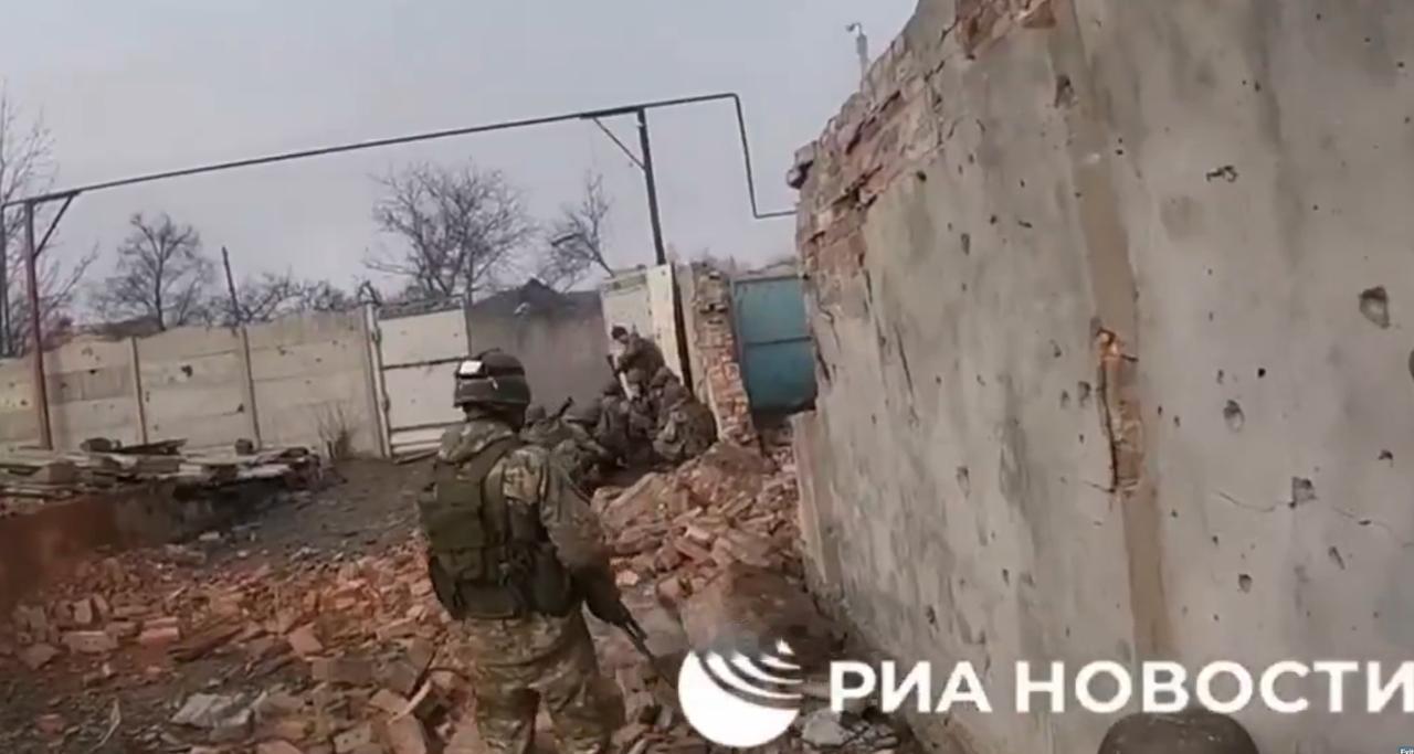 视频展示了一名瓦格纳集团雇佣兵在乌克兰的头盔摄像头拍摄的画面，视频大约在23秒处