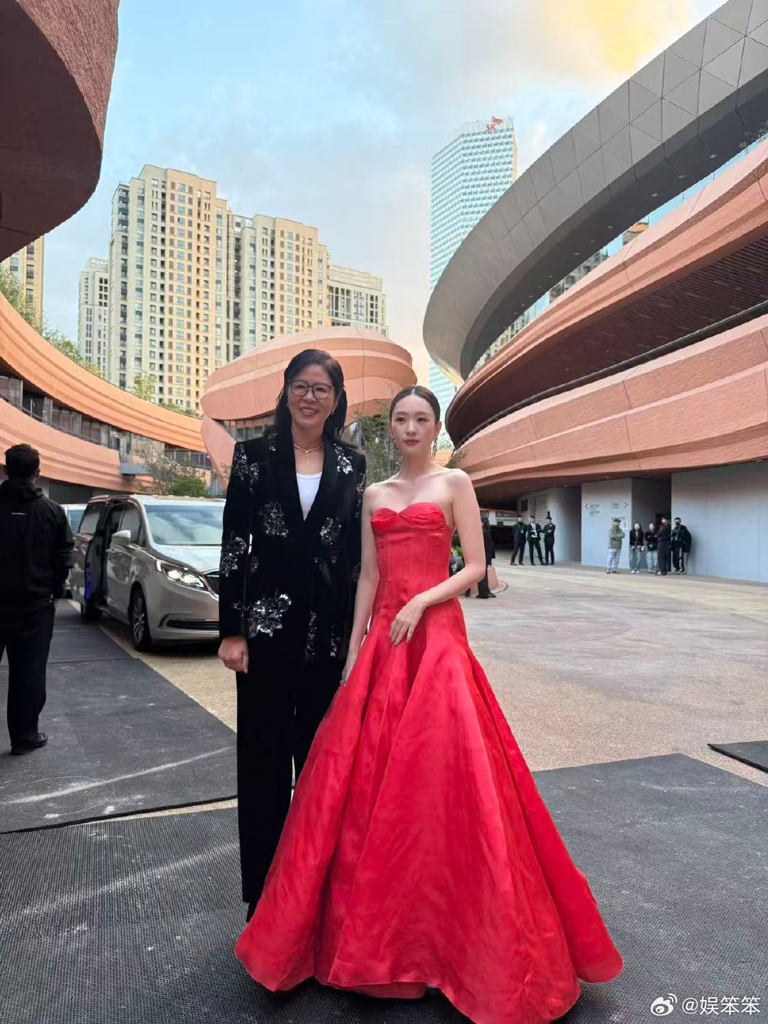 郎平童瑶VOGUE同框天呐！VOGUE竟促成郎平与童瑶同框，实力女运动员和女演