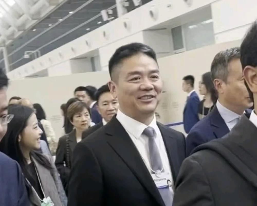达沃斯论坛联席主席，马云没当过，雷军没当过。但是刘强东却能当上，而且还是唯一的互