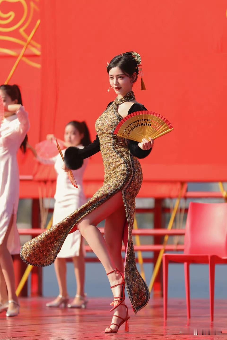 身穿开叉旗袍搭配红色高跟凉鞋跳舞的许佳琪。舞姿优美,婀娜多姿!