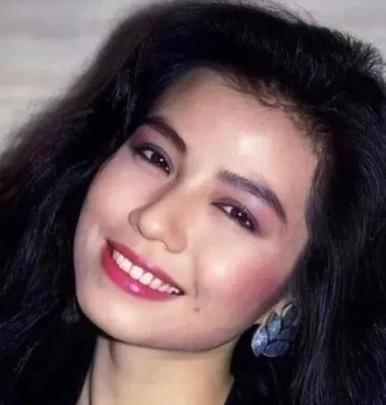 1983年，球王贝利想带钟楚红回国，钟楚红坚决拒绝，不久一富豪出价500万