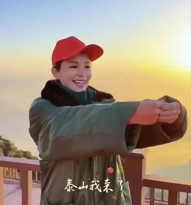 北大才女蒙曼50岁时依然单身，主持人朱迅问她：“您最想嫁的男人是哪位？”蒙曼豪爽