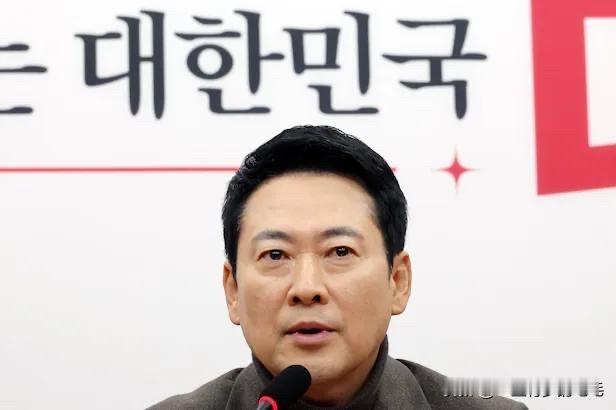 2月19日，韩国国民力量党党首张东赫公开批评总统李在明，指出其社交平台内容仅围绕