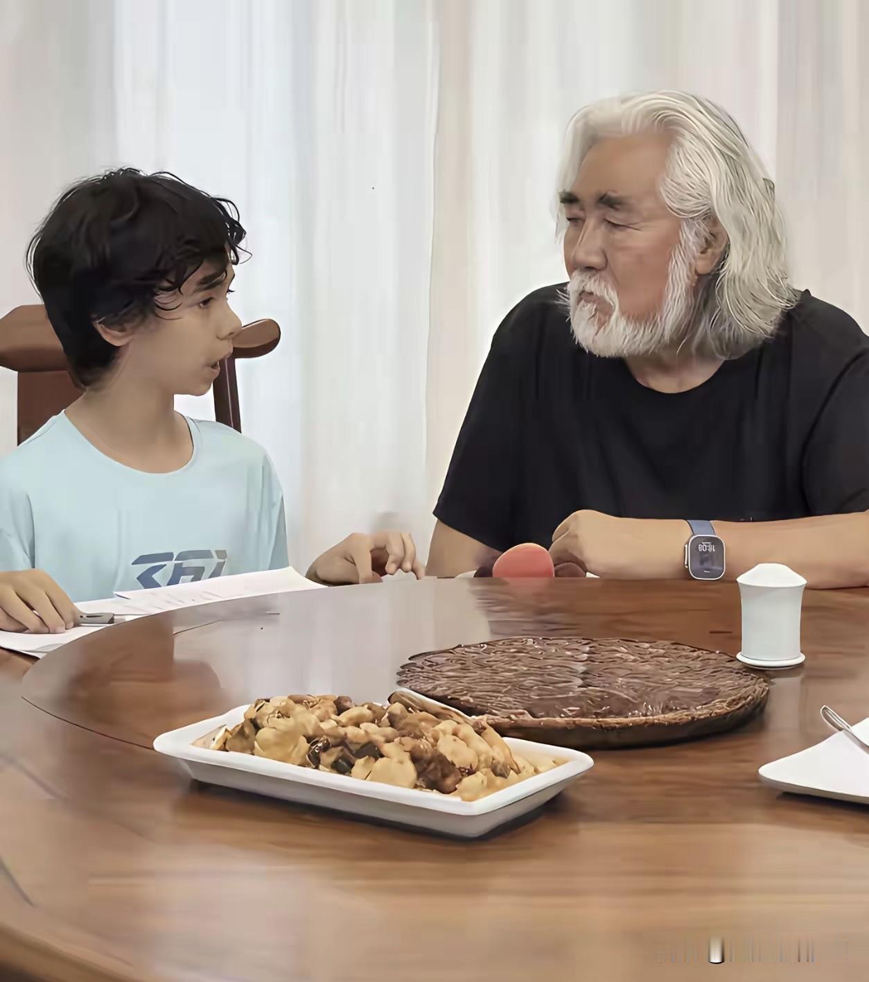 实话实说,我有几回接一年级的孩子放学,他的同学都喊他:“你爷爷来接你啦!”他便扯