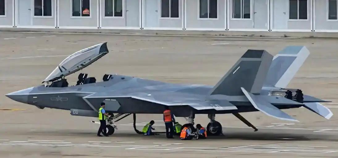 歼20隐身战机有了双座版歼20S，那么歼35也会有自己的双座版歼35S，而歼35