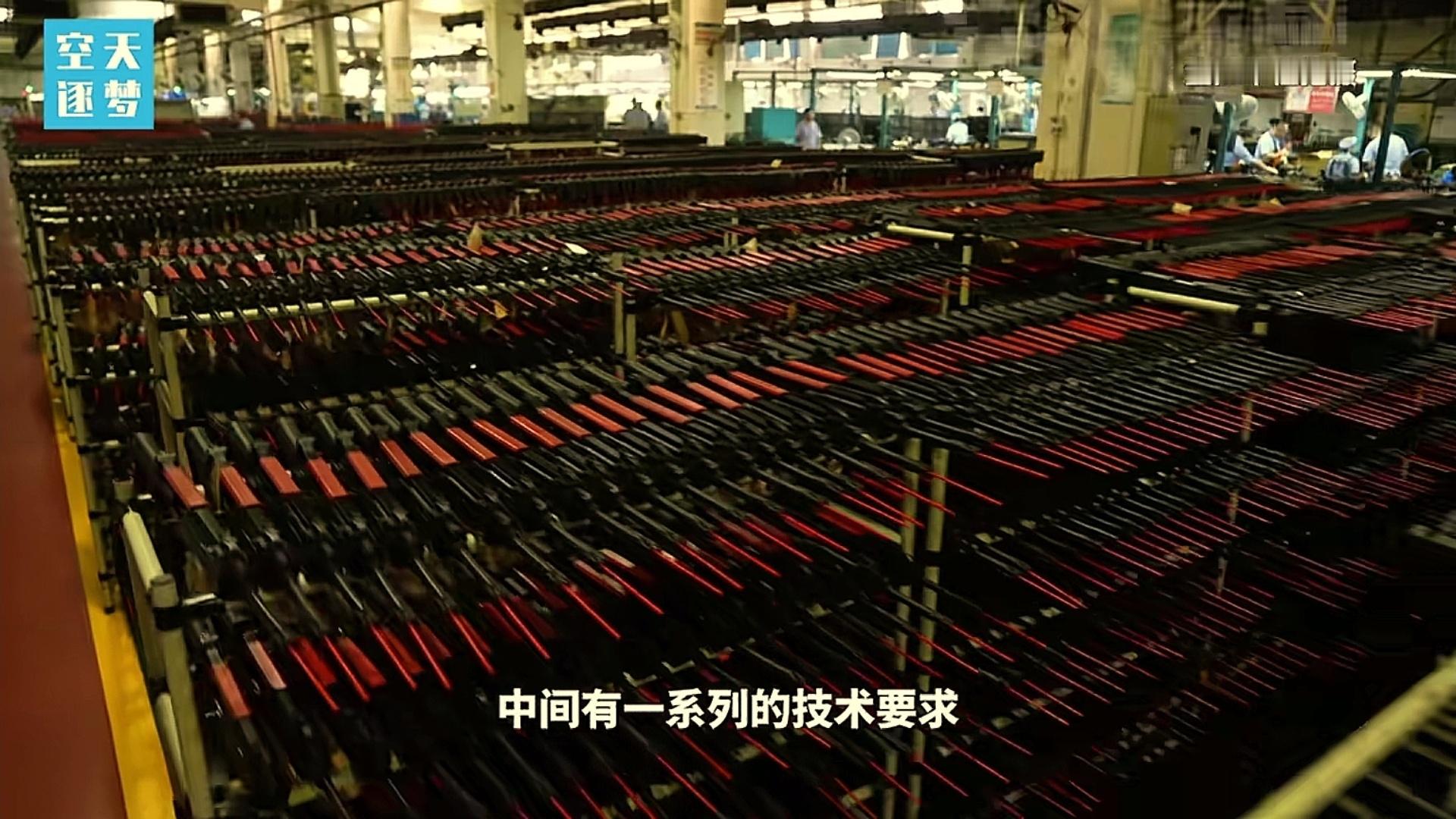 烽火问鼎计划新枪装配车间一角，看这产能，难怪现在出镜的部队很多都换了新枪。​​