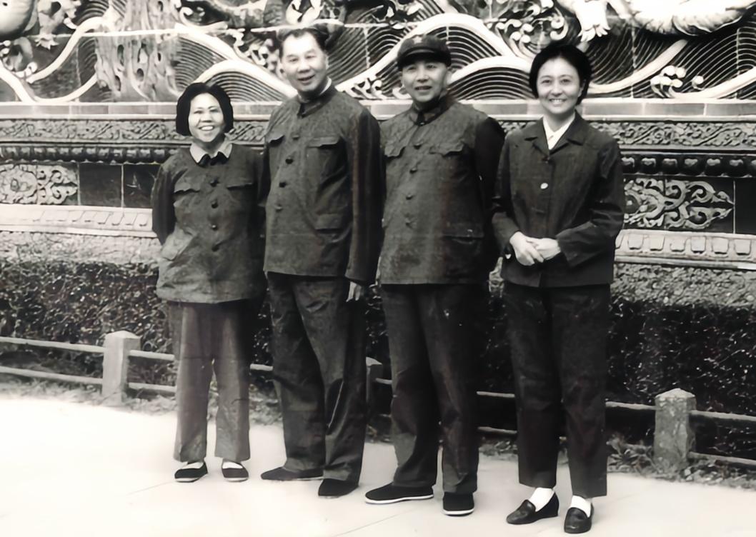 1977年10月，杨成武夫妇和秦基伟夫妇在北京北海公园合影。杨成武是开国上将，是