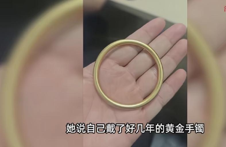 浙江嘉兴，女子有一只买了好几年的金手镯，当年买的时候要2万多元，因为喜欢从来没有