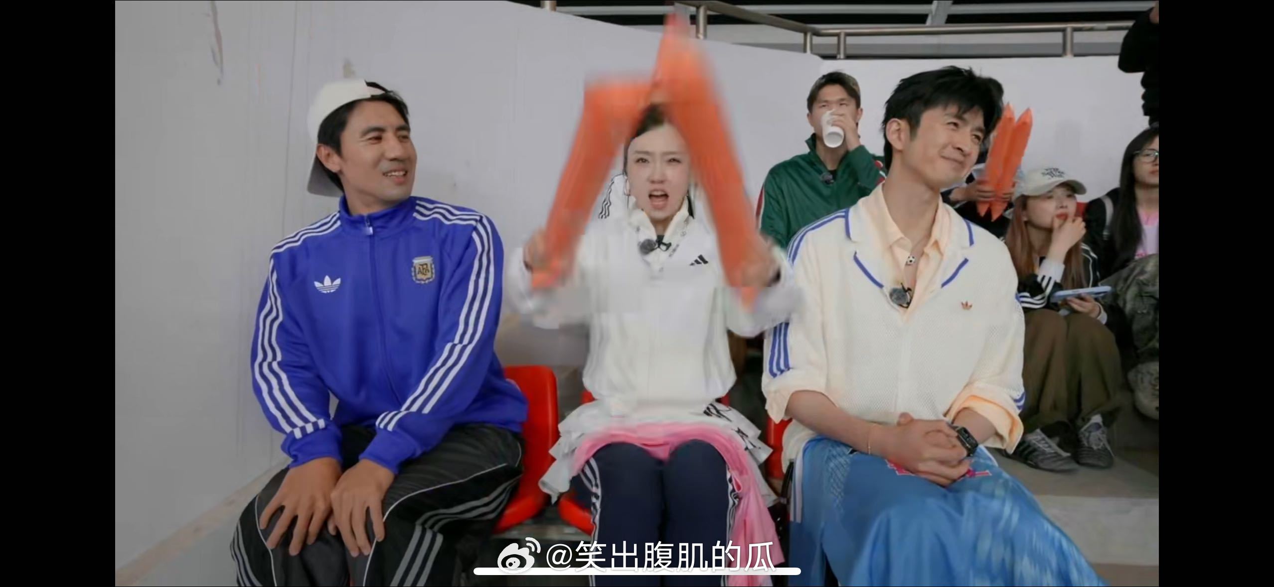 张云龙看苏超暴露专业水准坐在观众席的张云龙观赛氛围感拉满，一举一动尽显资深球迷素