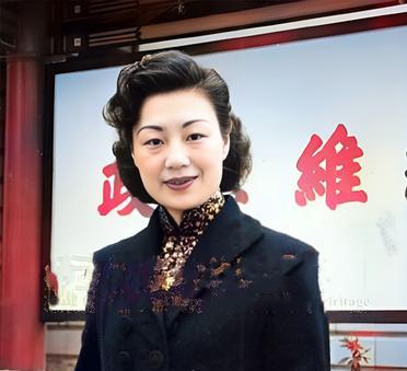 这位手挎名贵包包，烫着卷发的气质美女名叫唐舜君，出身于满洲贵胄家庭。她的两个姑姑