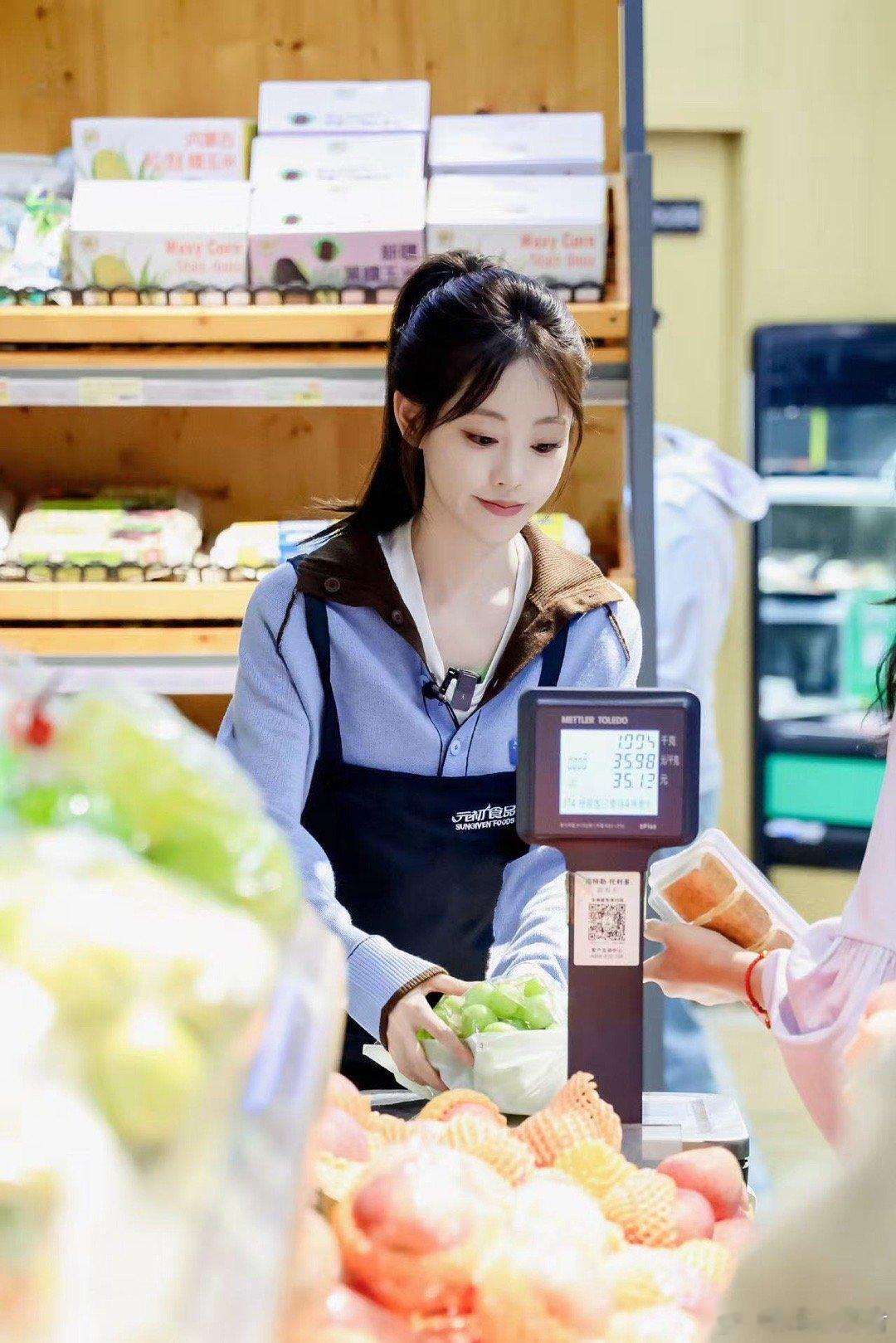 谁懂啊！祝绪丹在超市化身全能小妹，帮挑苹果忘数个数，耐心称重双手递上，被小朋友举