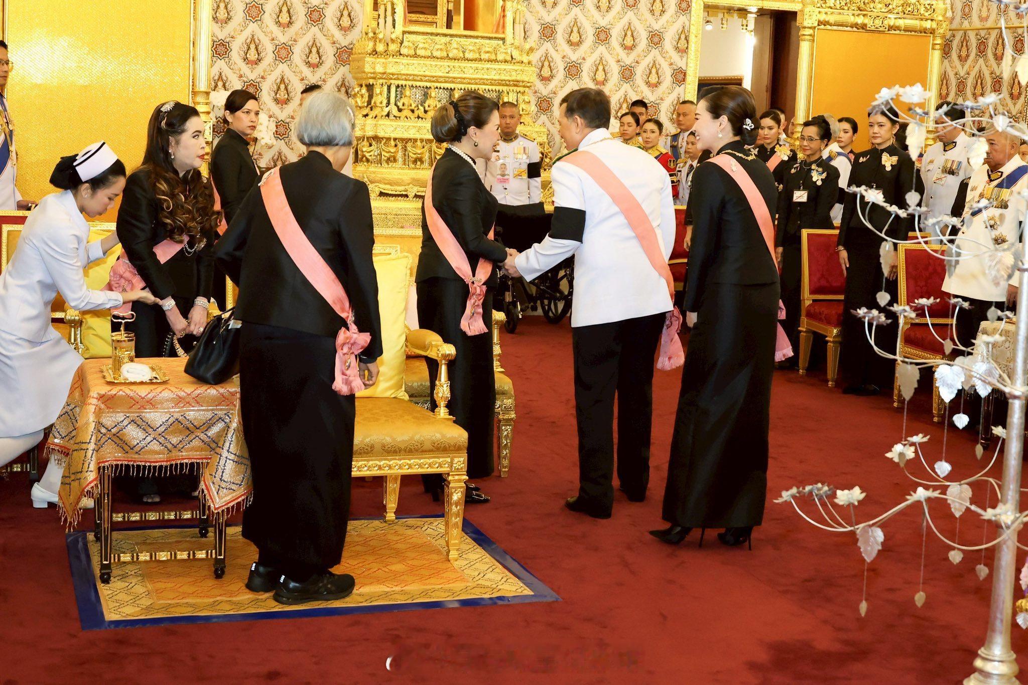 王室王室泰国王室素娘娘2025年12月12日，暹罗王室成员出席红唇姐去世50天