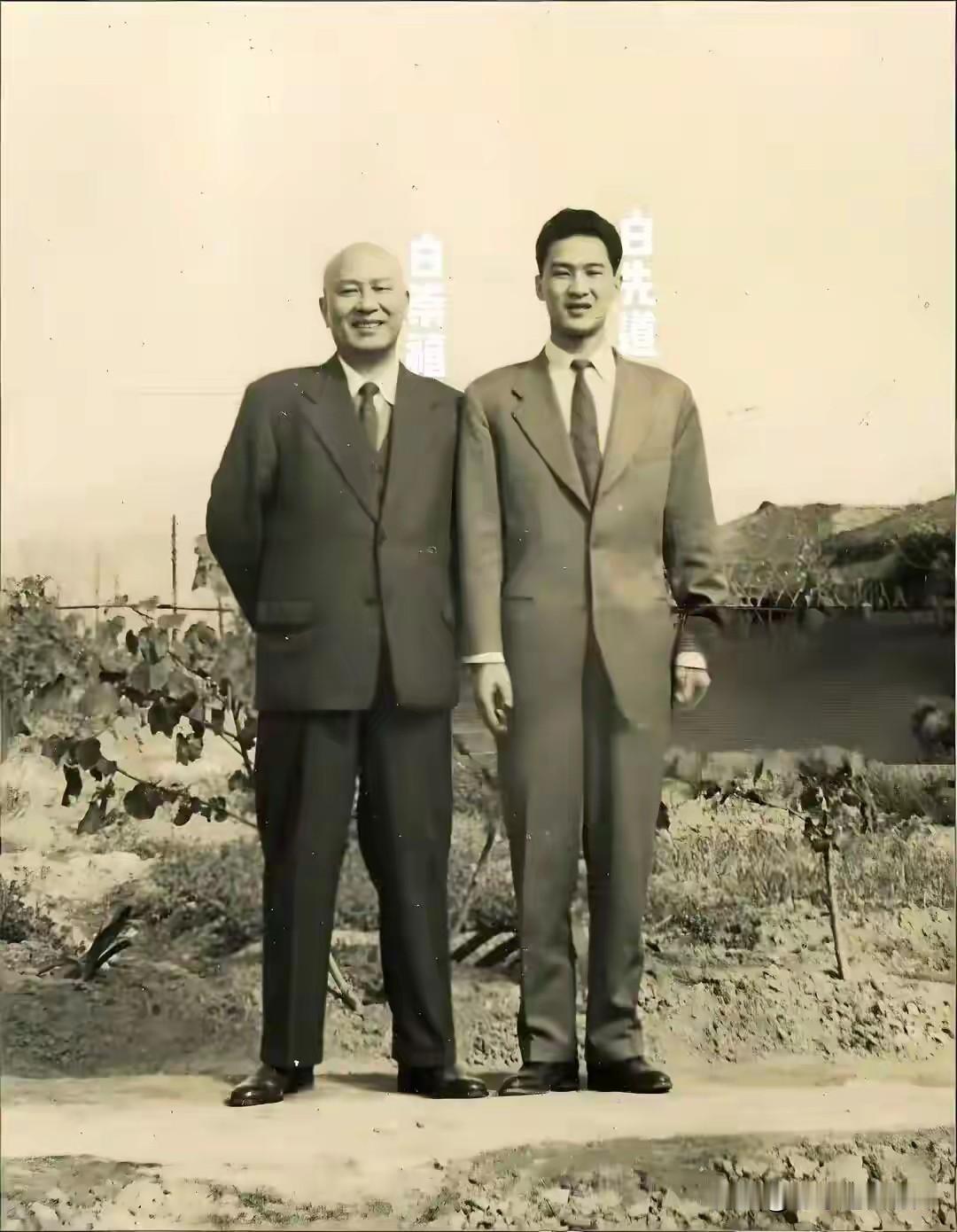 这张老照片留存着白崇禧与长子白先道的珍贵合影。左侧是有“小诸葛”之誉的白崇禧，