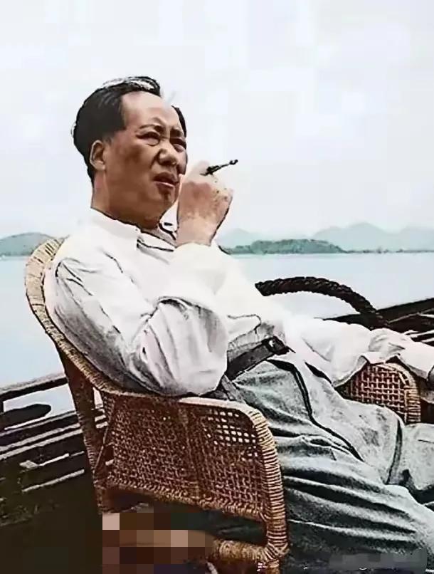 网上有人把毛主席总结成十六个“家”，政治、军事、诗词、书法没一样不顶尖，这话确实
