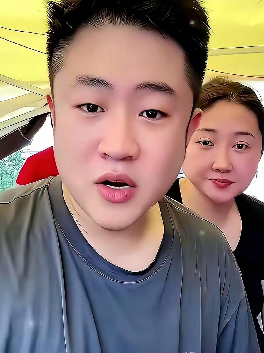 王梓嘉曾经放话说自己银行卡余额吓死人，不直播也活的很好。结果，王亮也证实：乡村爱