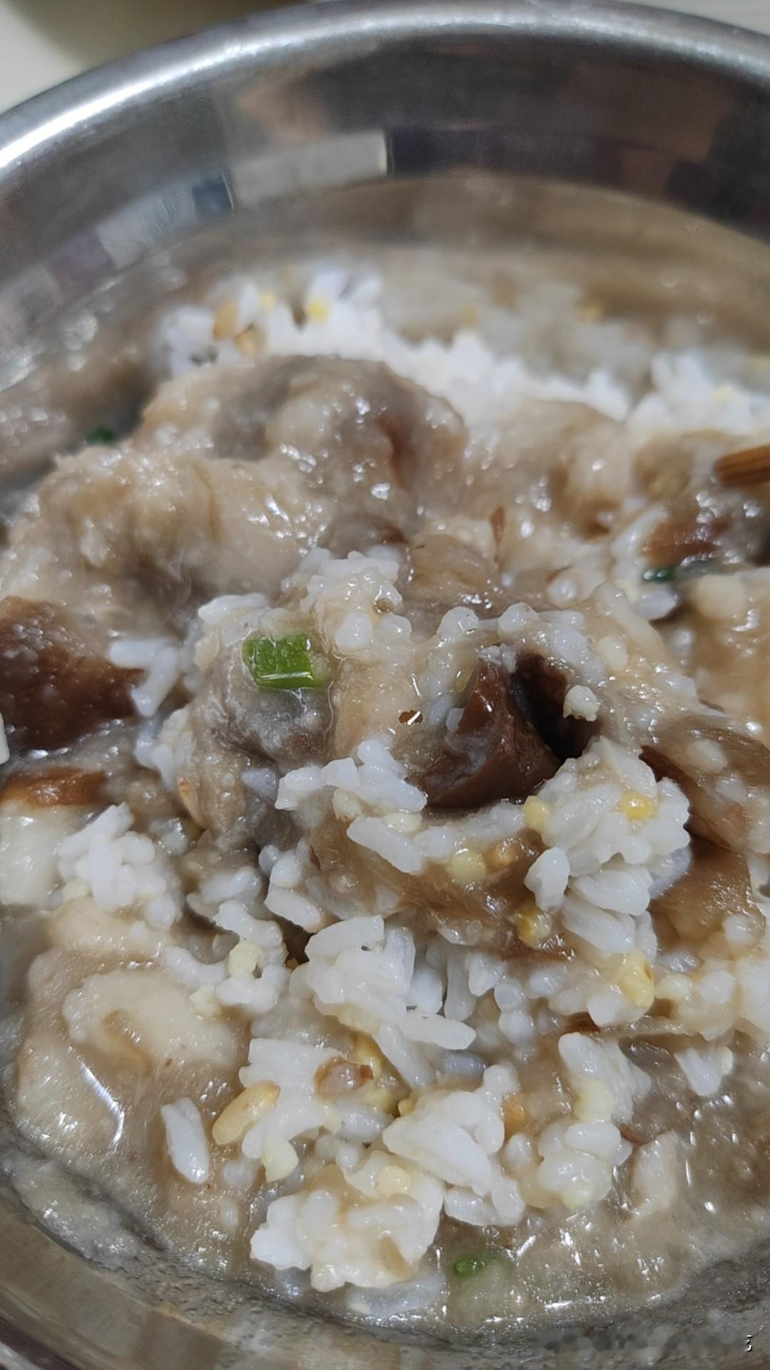 上了年纪，不会再跟年轻的时候一样，不吃早餐，多少都会吃一些。人到中年，早餐不吃会