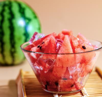 冰西瓜是“尿毒症催化剂”？提醒：不想肾衰竭，4种食物尽量少吃大热天的，老李
