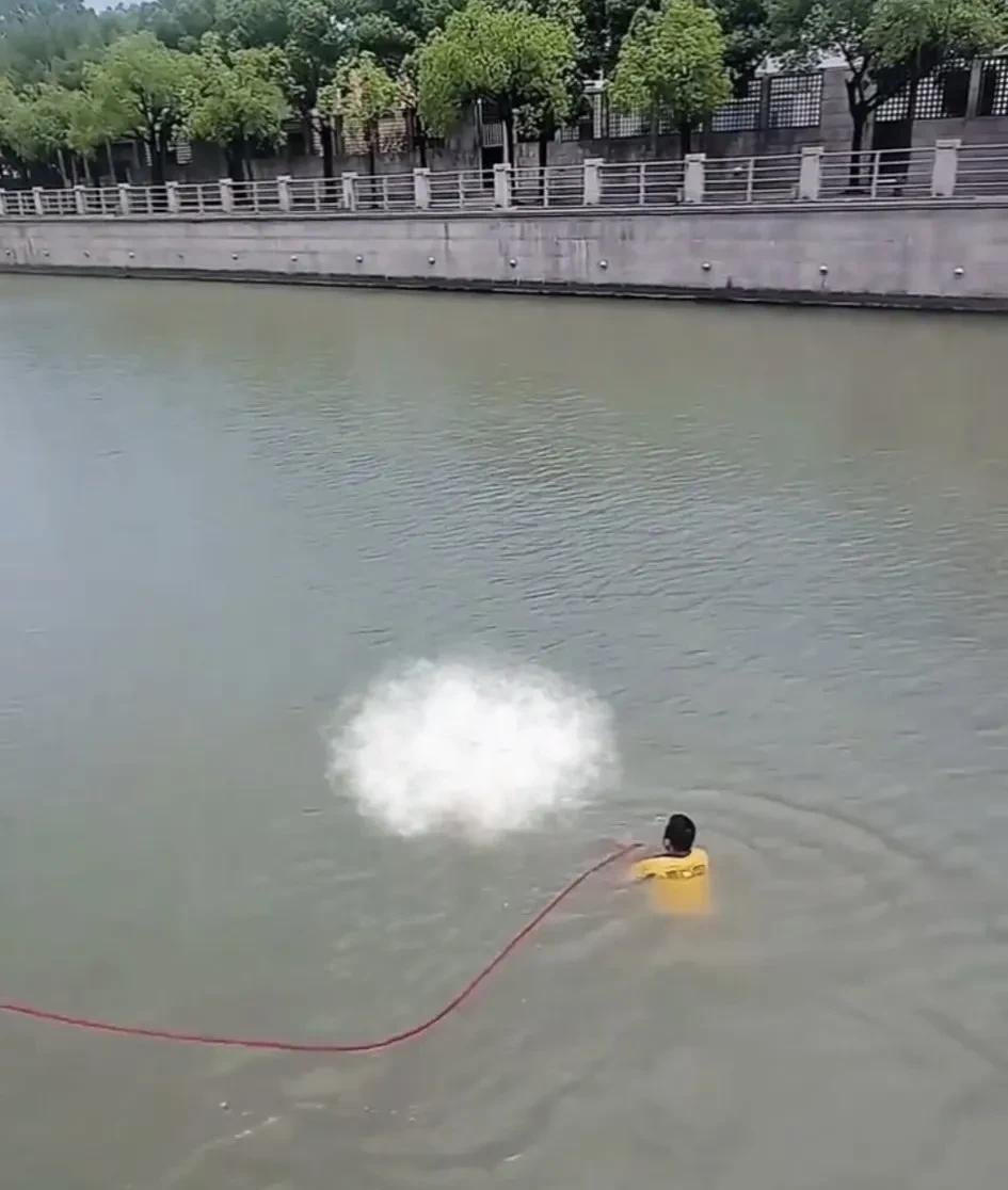 8个月孕妇溺水，外卖小哥营救获奖5万，母子送医救治成功。7月13日，上海，路人