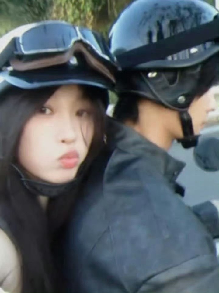 虞书欣何与给所有情侣合照打个样情侣旅游照就该这样！转场里的故事感，每一帧的生命