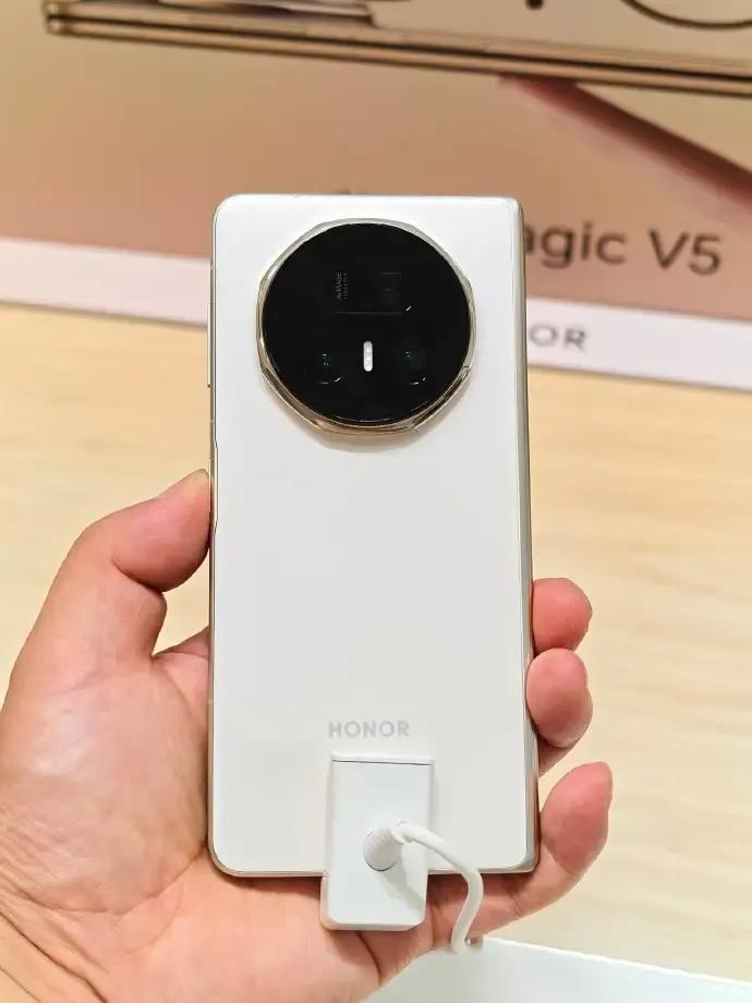 荣耀MagicV5大折叠真机来了！🔥>上手第一感觉：**这也太薄太轻了