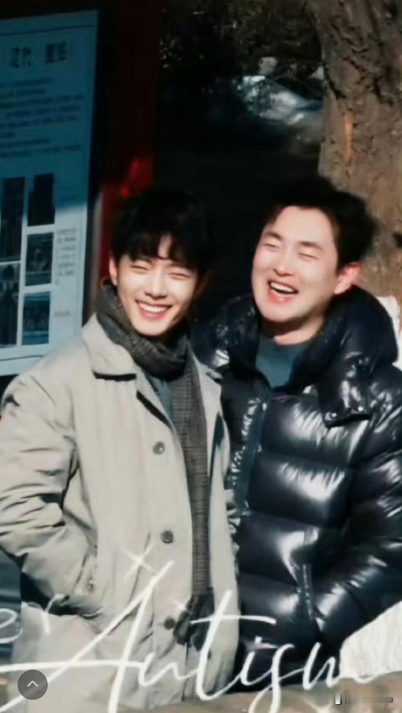 1月28日，肖战《小城良方》路透，王彦霖与肖战各种依靠拥抱，给网友羡慕坏了！大