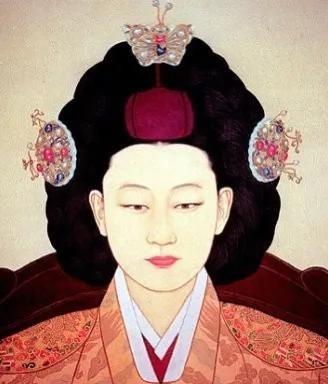 1884年，袁世凯平定朝鲜变乱，国王李熙邀请他住进宫中。谁知，近水楼台，袁世凯与