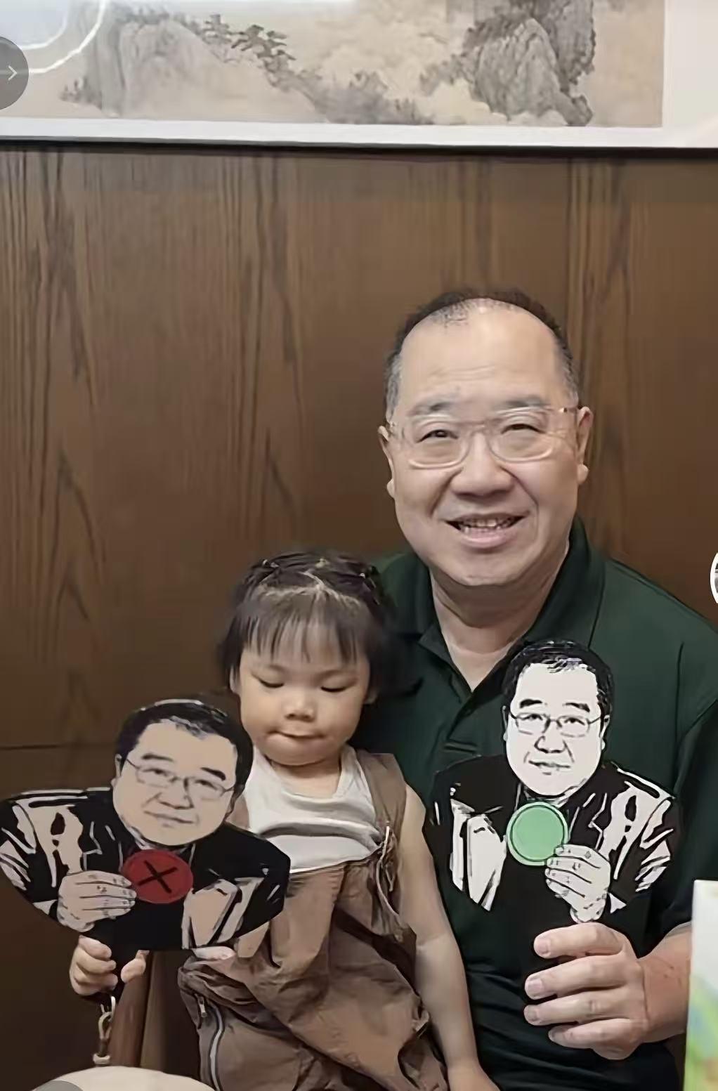 英达过66岁生日惹争议！抱着干孙女合照，亲生孙子却不闻不问，英如镝长胖了，喝