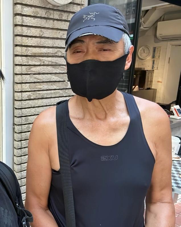 被周润发真实无滤镜的状态，给惊讶到了！高清怼脸的镜头下，发哥就是一个干巴的老头