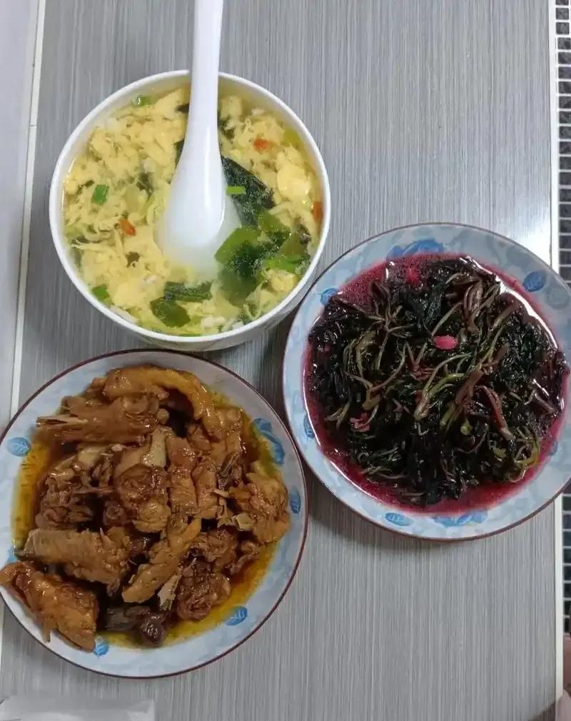 昨天吃饭时，公公和老公吵起来了，我在中间说了老公两句，让他注意分寸，我又劝公公别