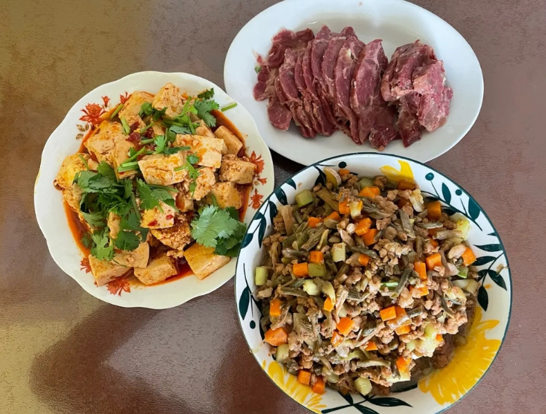 好久没有喝酒了，婆婆在的时候根本无暇顾及，也没有心情喝酒。中午整了三个菜，突