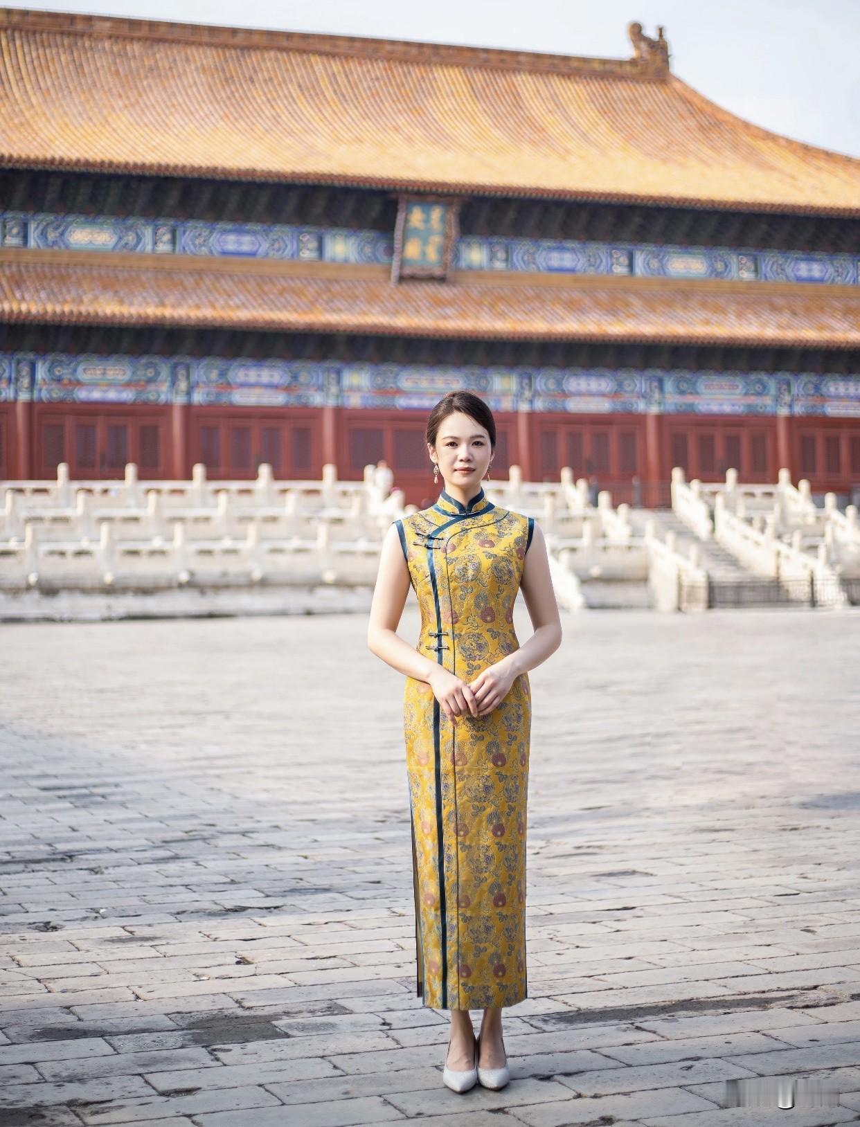 拍照时动作幅度小些更搭旗袍气质。比如抬头仰面，闭眼感受自然，光线映照面部，突出主