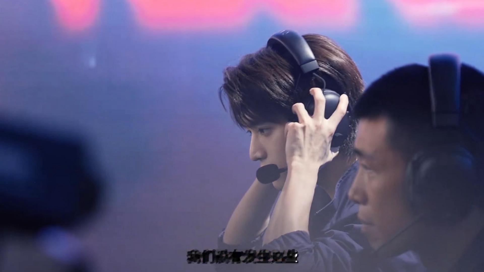 满分电竞男私底下其实在玩蜘蛛纸牌hhh张康乐电竞男也玩蜘蛛纸牌