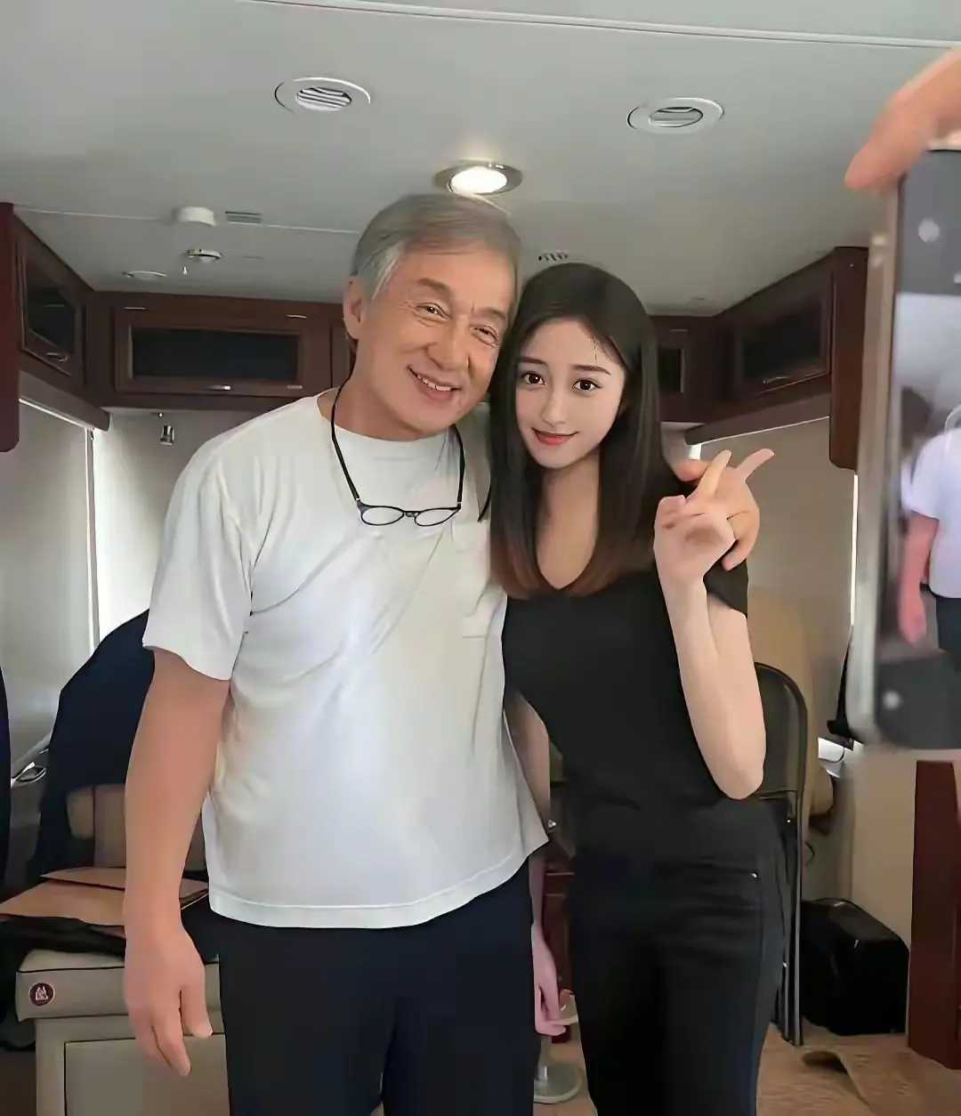 成龙大哥精力不减当年，虽然老了，但心没老