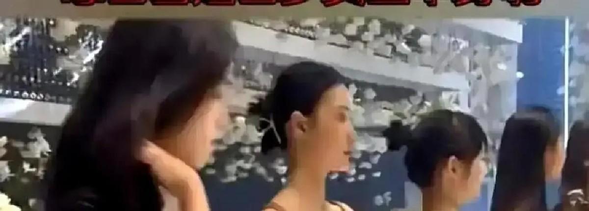 西安相亲角这两天围了一大圈人，大家盯着一张相亲帖直揉眼睛上面清清楚楚写着：千