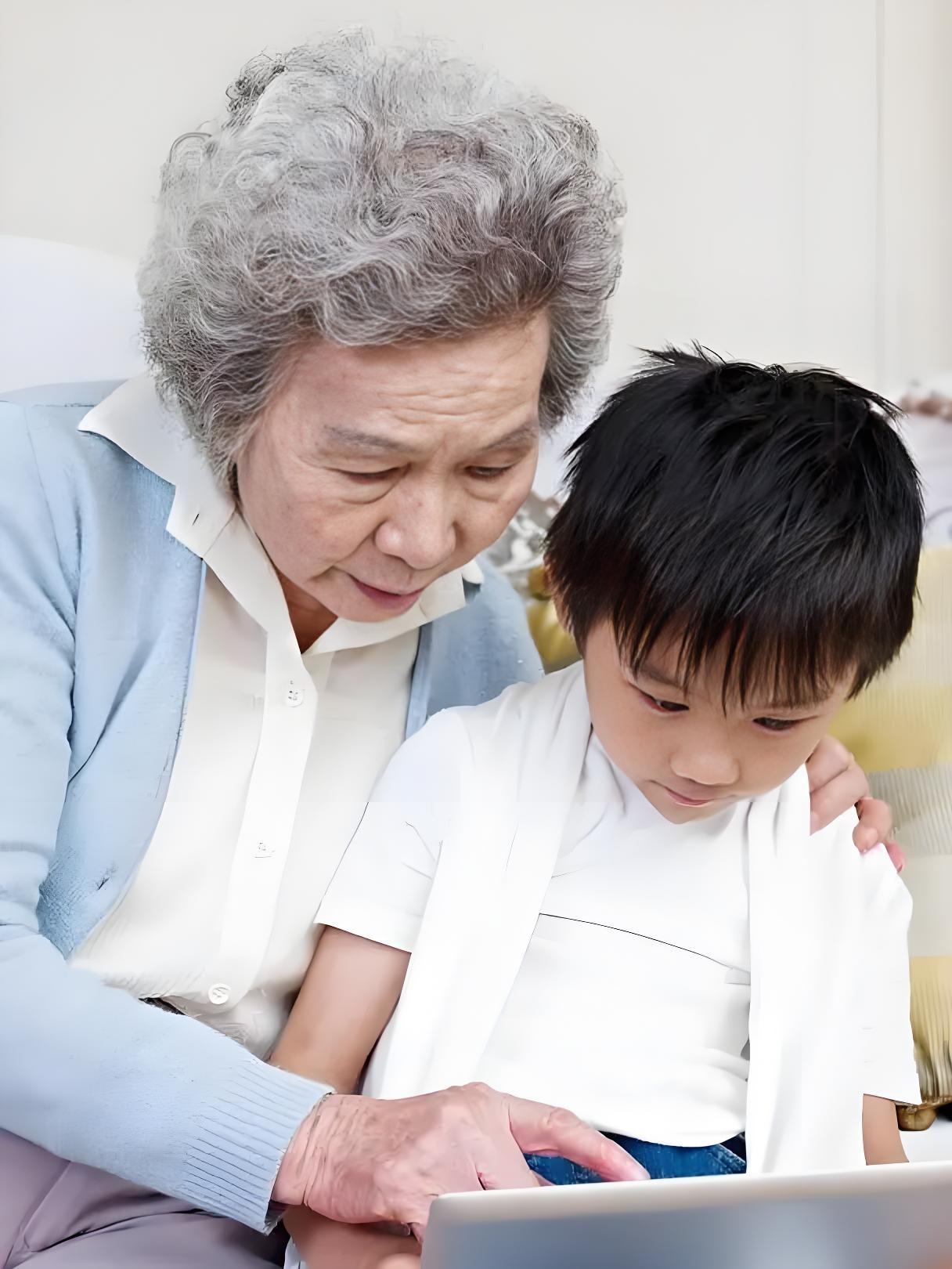 刚刚和同事一起吃饭，她说她婆婆每年给她们差不多50000，真是太令人羡慕了。