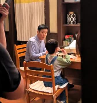 演员于和伟去饭店吃饭消费334元，老板抹零收300！老板提出要跟于和伟合影，他却
