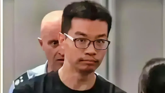 意大利这次真是搬石头砸自己脚了！本想着抱美国大腿，抓了咱们中国的芯片工程师讨欢心