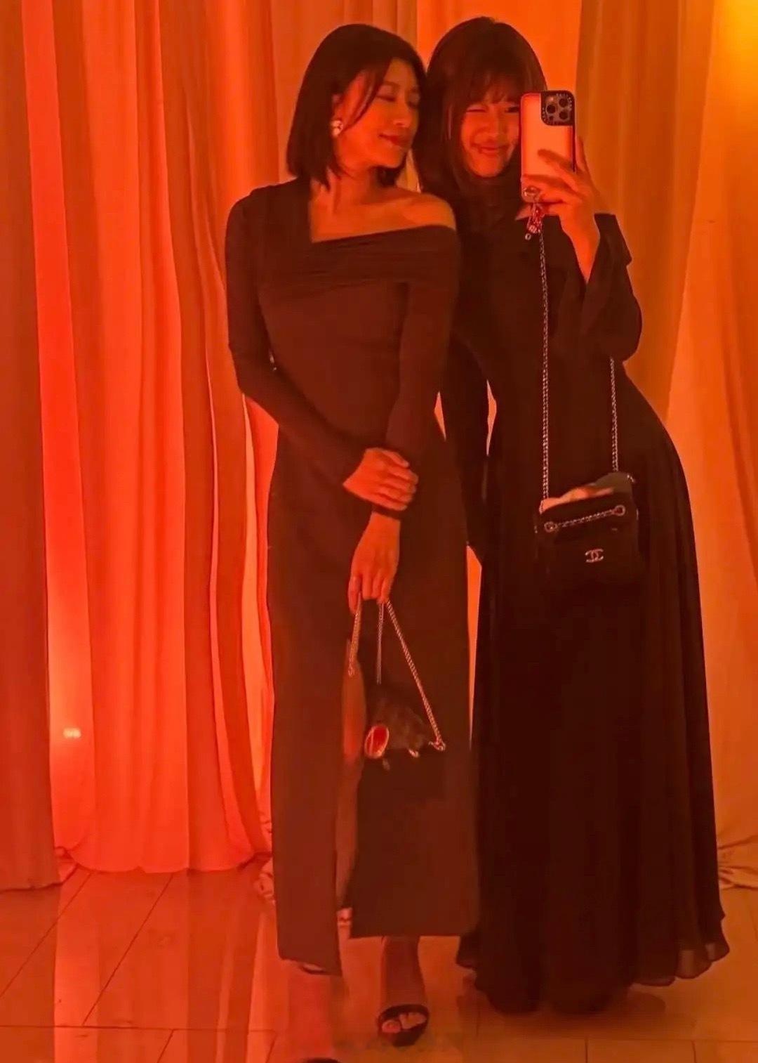 贾静雯一家参加婚礼，20岁梧桐妹抱着修杰楷，和后爸亲近胜过生父！！！